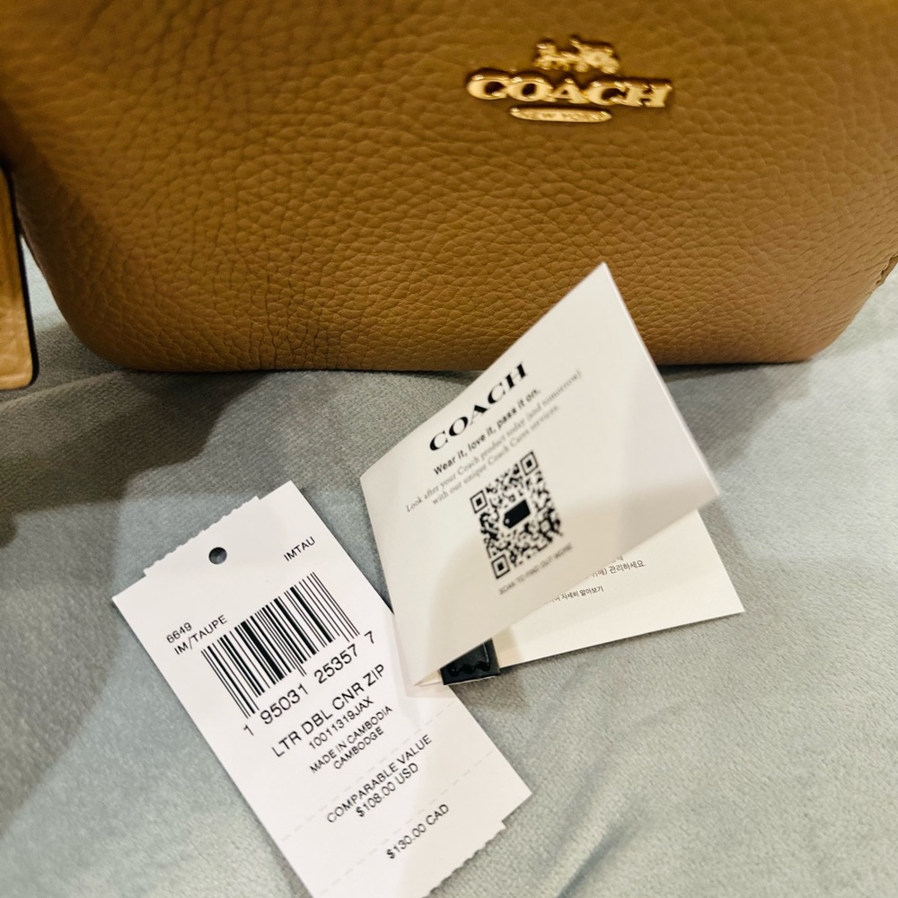Coach Wristlet - Picture 5 of 7